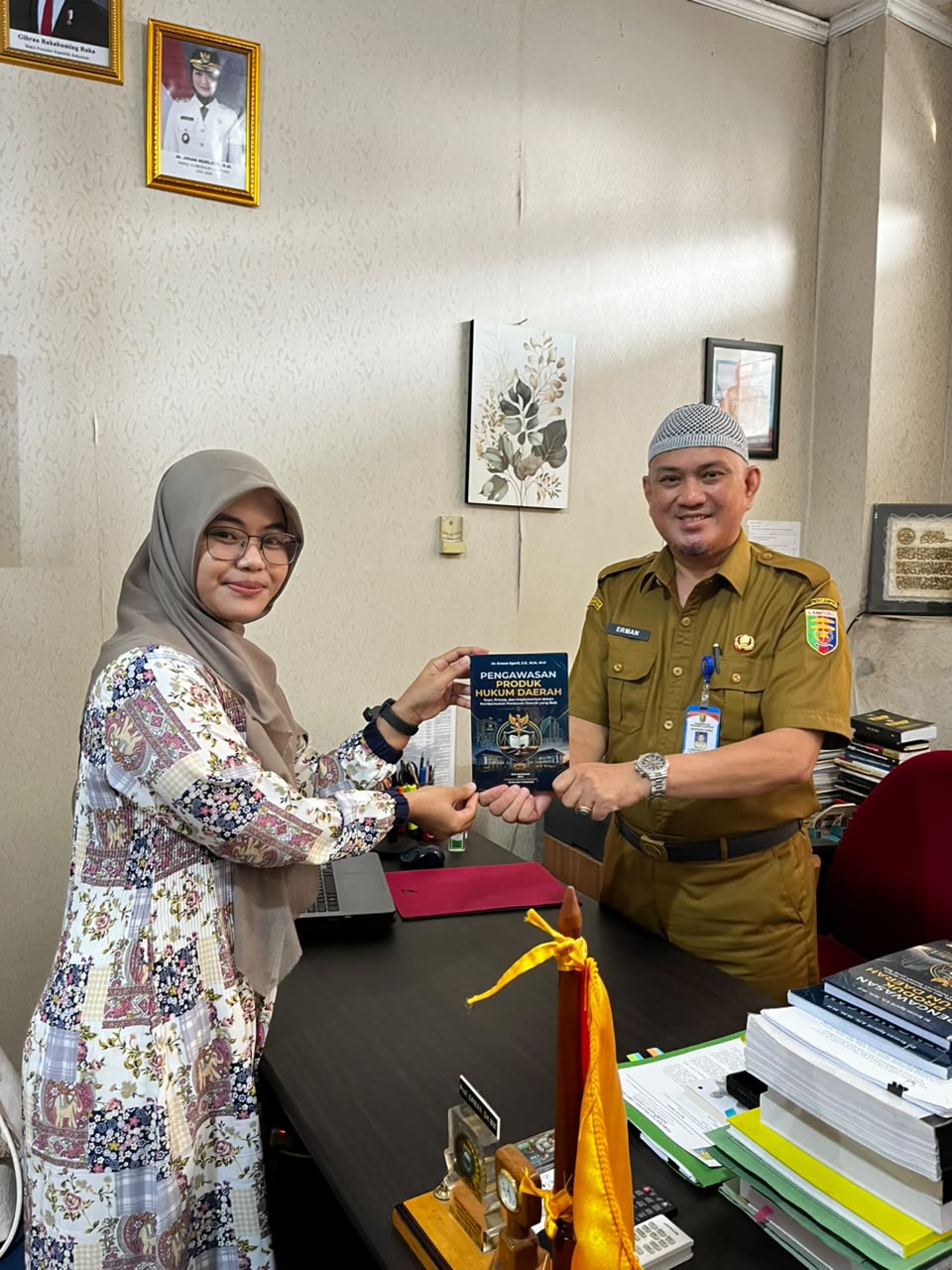 Dr. Erman Syarif Serahkan Buku “Pengawasan Produk Hukum Daerah” kepada RSUD Bandar Negara Husada Provinsi Lampung